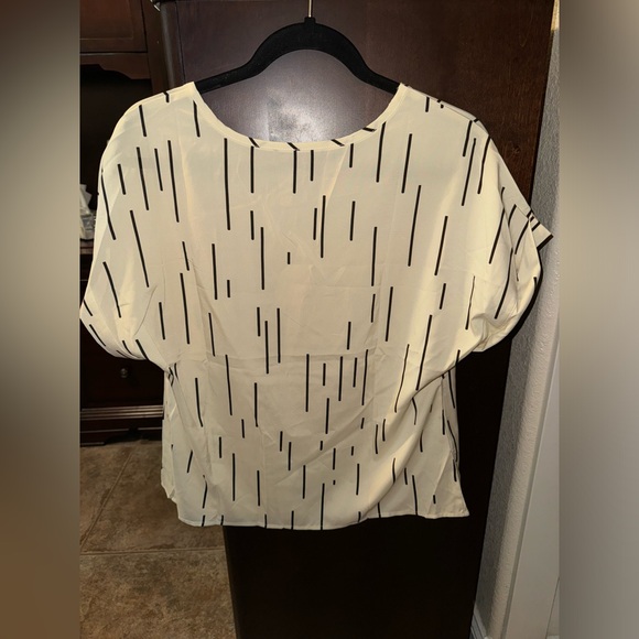 Classy top - Picture 2 of 2